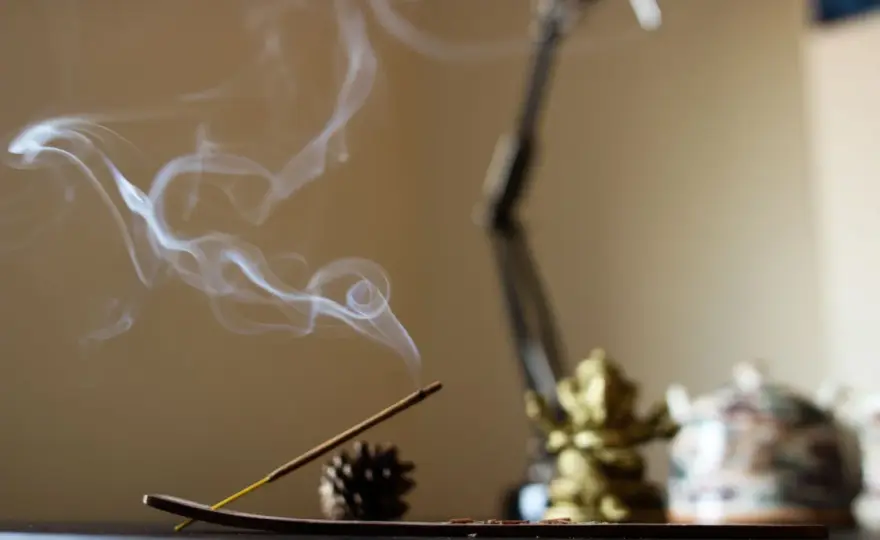 Incienso en casa - lo que respiras y cómo reducir el humo