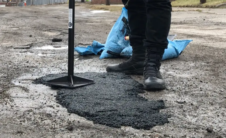 Asfalt na zimno - naprawa podjazdu DIY, krok po kroku