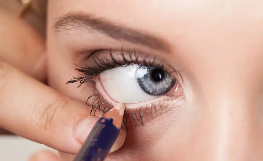 Cómo maquillar la línea de agua y favorecer tu mirada