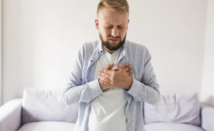 Odbijanie po jedzeniu - Kiedy jest normalne, a kiedy to problem?