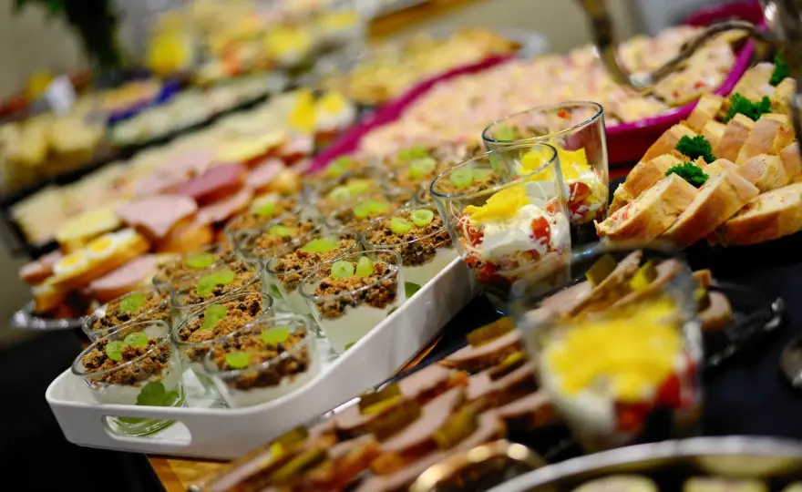 Catering Warszawa na imprezy: Jak wybrać idealną ofertę?