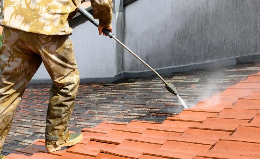 Jak umyć dachówkę skutecznie i bezpiecznie - praktyczny poradnik krok po kroku