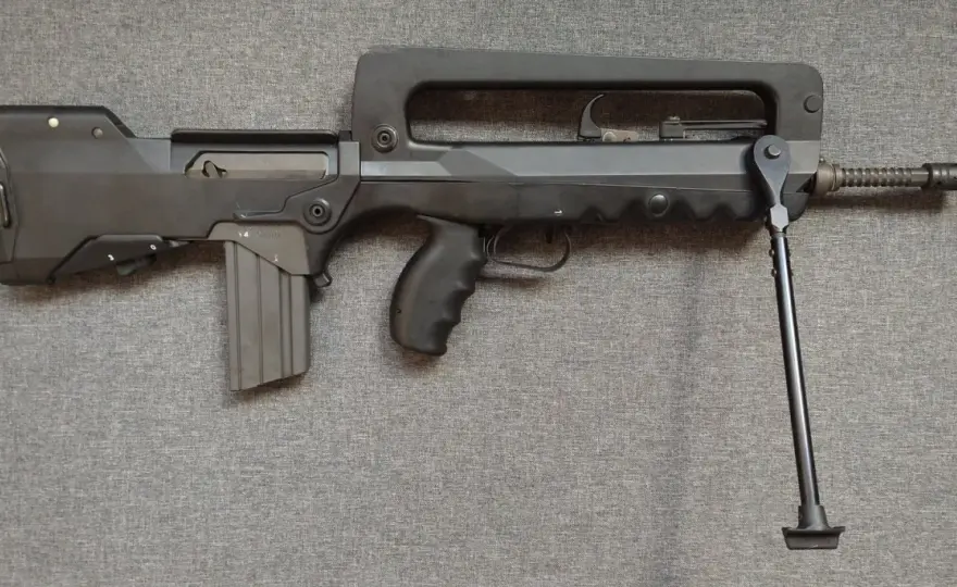 FAMAS - Kultowy karabin bullpup. Historia, działanie, wersje