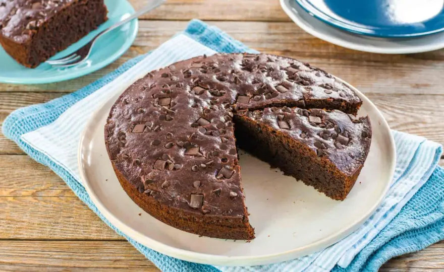 Torta vegana al cacao soffice senza uova, latte e burro