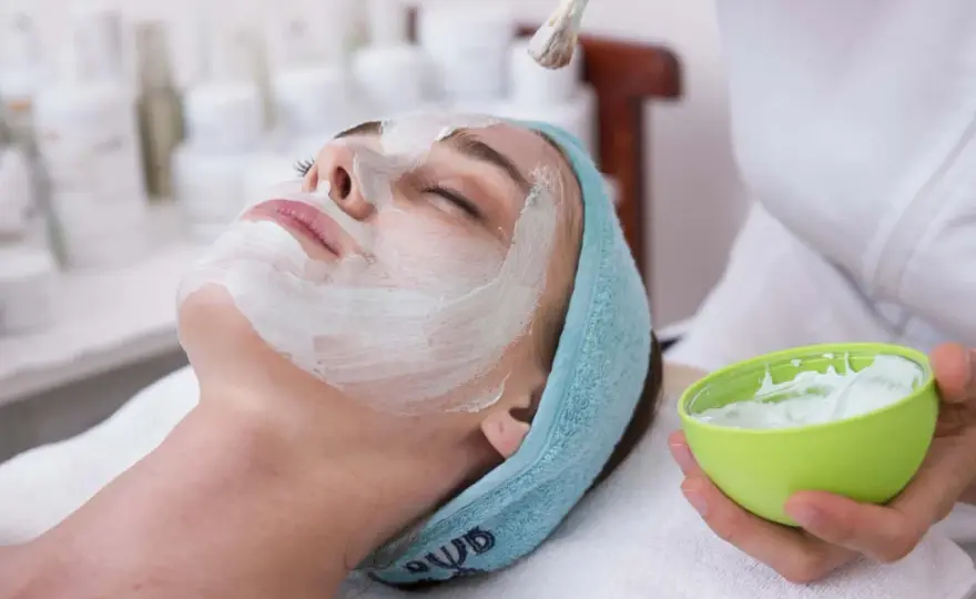 Gommage ou masque en premier ? Le bon ordre selon votre peau