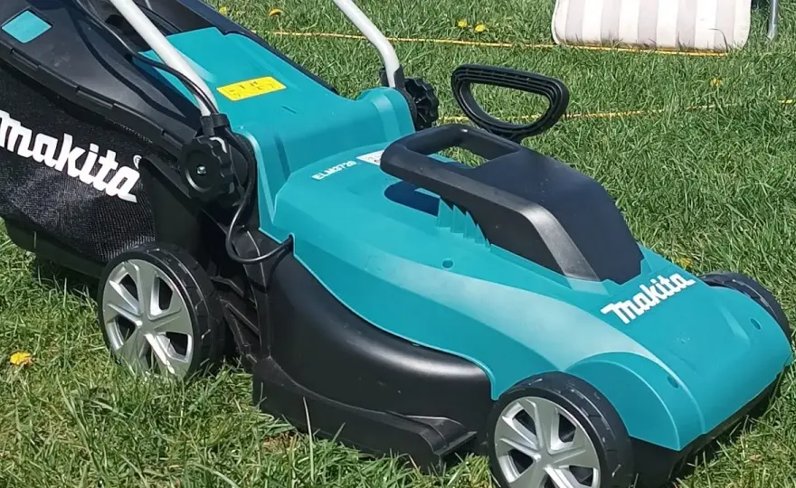 Kosiarka elektryczna NAC czy Makita – która lepsza dla Ciebie?