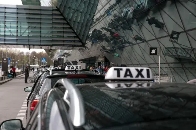 Ile kosztuje taxi z lotniska w Gdańsku na dworzec PKP? Sprawdź ceny