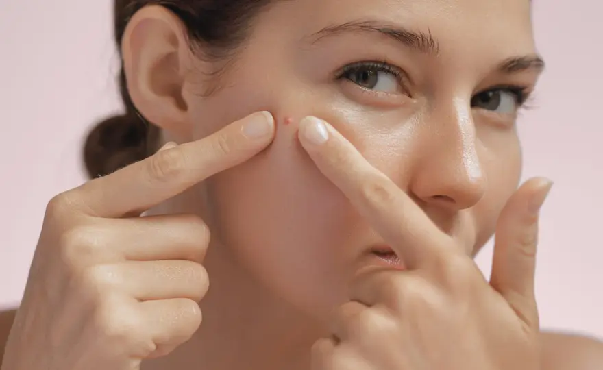 Peau grasse, comment la reconnaître et en prendre soin ?