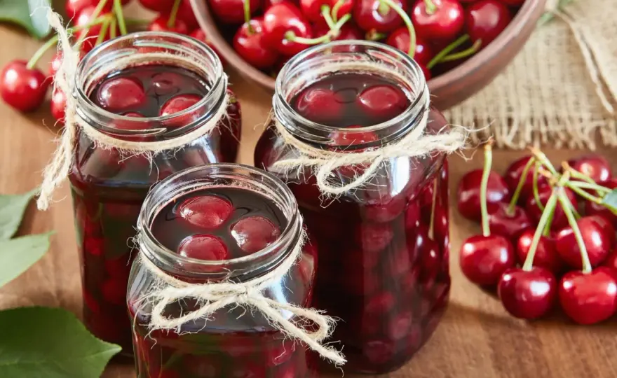 Kompot z wiśni mrożonych: jak zrobić pyszny napój na upalne dni?