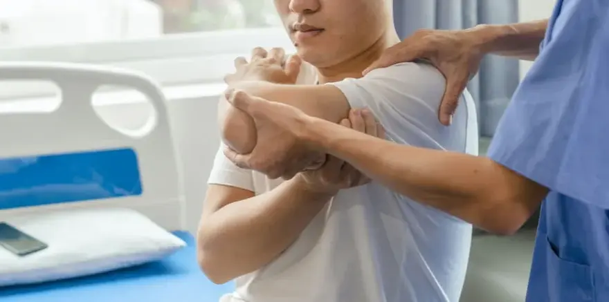 Ortopeda czy fizjoterapeuta przy bólu pleców? Sprawdź, kogo wybrać!
