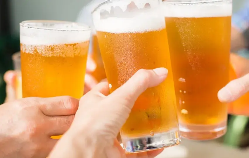 Piwo bezalkoholowe ile kalorii? Zaskakujące różnice z tradycyjnym piwem