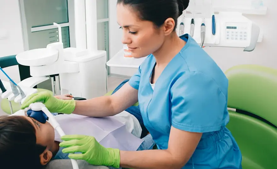 Czym znieczula dentysta? Poznaj skuteczne metody bez bólu