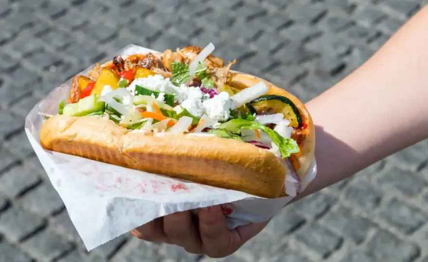 Ile kcal ma mały kebab? Sprawdź kalorie i wybierz mądrze