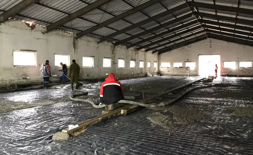 Ile schnie wylewka cementowa? Sprawdź czas i czynniki!