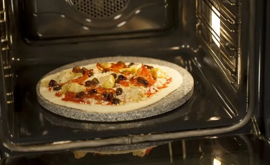 Ile piec pizzę na kamieniu, aby uzyskać idealny smak i chrupkość?