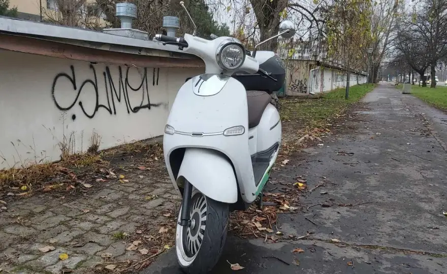Czy motorowerem można jeździć po ścieżce rowerowej? Sprawdź przepisy!