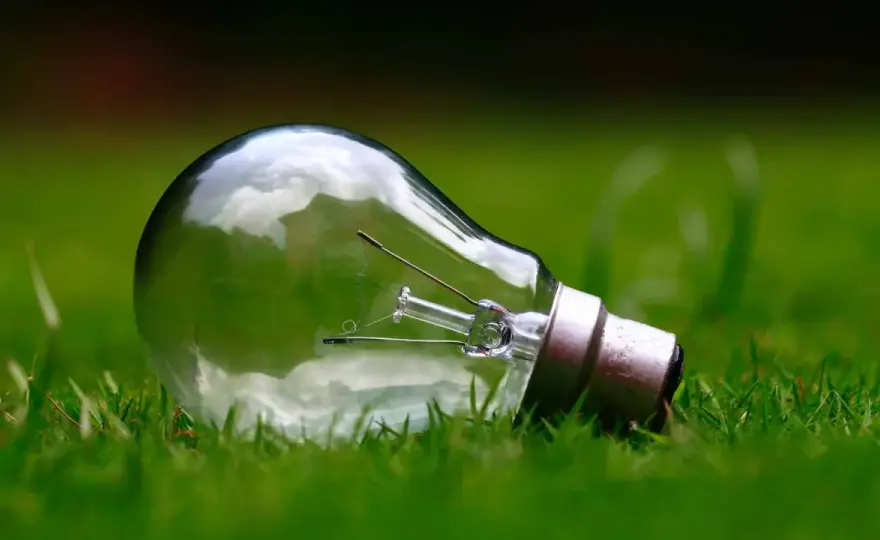 Żarówka 100W: Ile prądu zużywa? Oblicz koszty i oszczędź!
