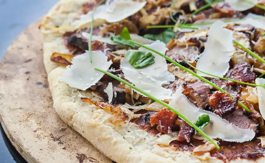 Jak czyścić kamień do pizzy, aby uniknąć uszkodzeń i przypaleń