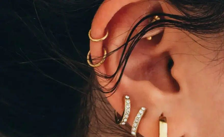 Conch piercing - Gojenie, biżuteria, błędy. Czy warto?