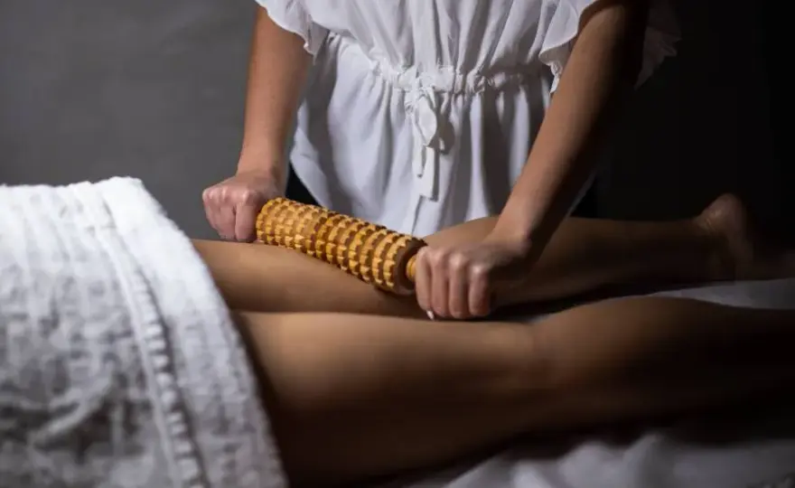 Jakie zabiegi na cellulit przy żylakach są bezpieczne i skuteczne?