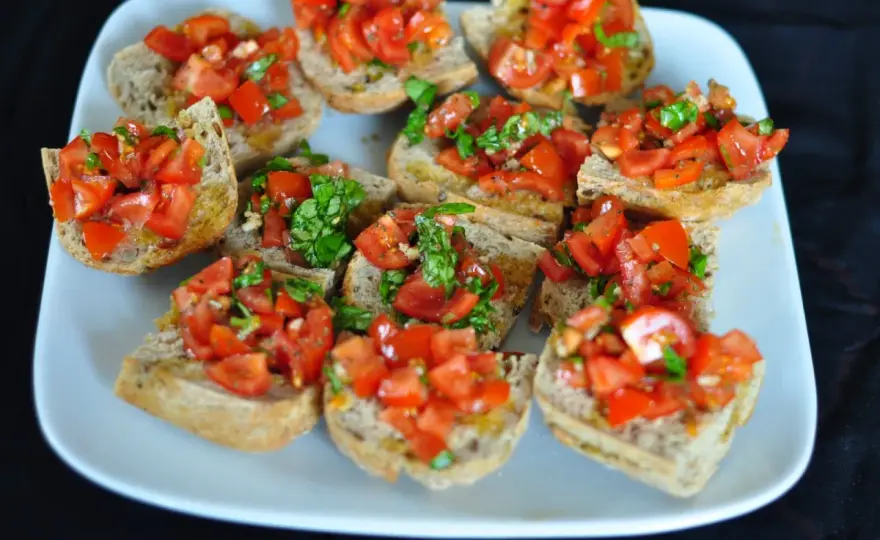 Bruschetta z pomidorami i bazylią - Przepis na idealną!