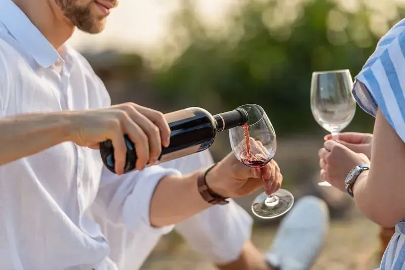 Czy czerwone wino się chłodzi? Odkryj idealne temperatury i metody