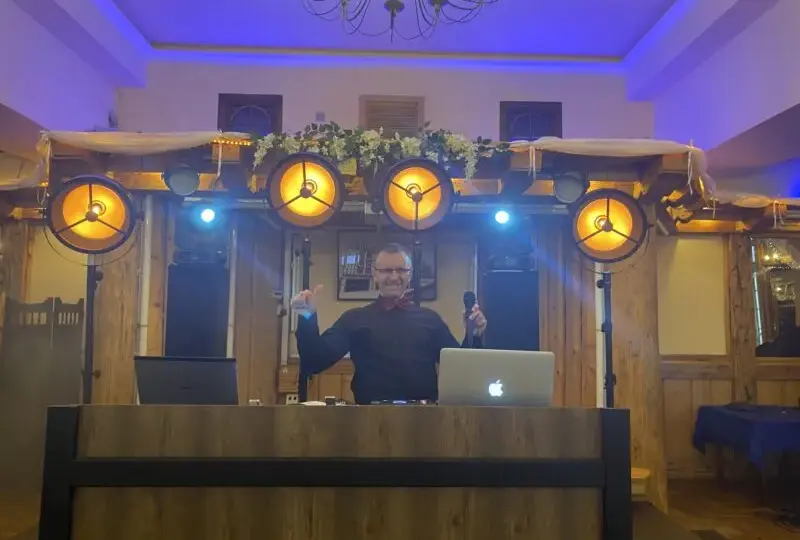 Ile bierze DJ za 18? Sprawdź ceny i uniknij niepotrzebnych kosztów