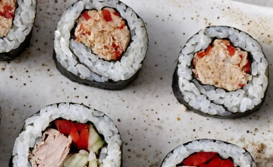 Tuńczyk w sosie własnym - Jak go używać w kuchni i sushi?