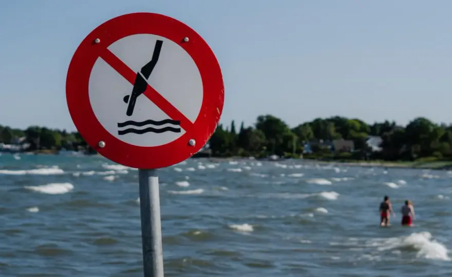 Zakaz kąpieli nad morzem - Jak nie zmarnować urlopu?