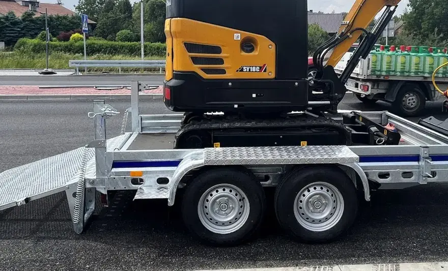 Ile waży mini koparka? Masa robocza vs transportowa - Poradnik
