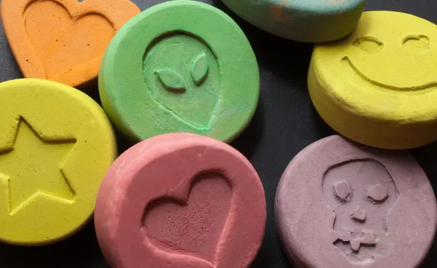 MDMA - Działanie, ryzyko i uzależnienie. Czy warto ryzykować?