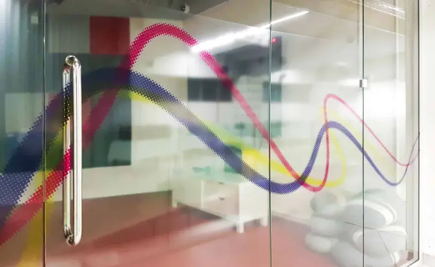 Jak druk na folii adhezyjnej może zrewolucjonizować Twoje projekty