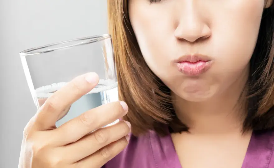Salzwasser gurgeln am Morgen - Hilft es wirklich?