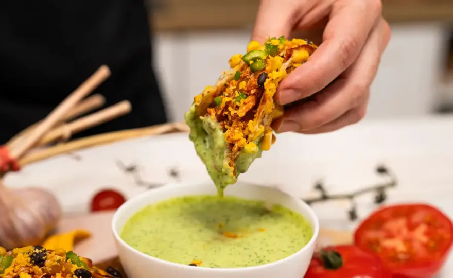 Szarpanego kurczaka z wolnowaru - soczysty przepis do tacos
