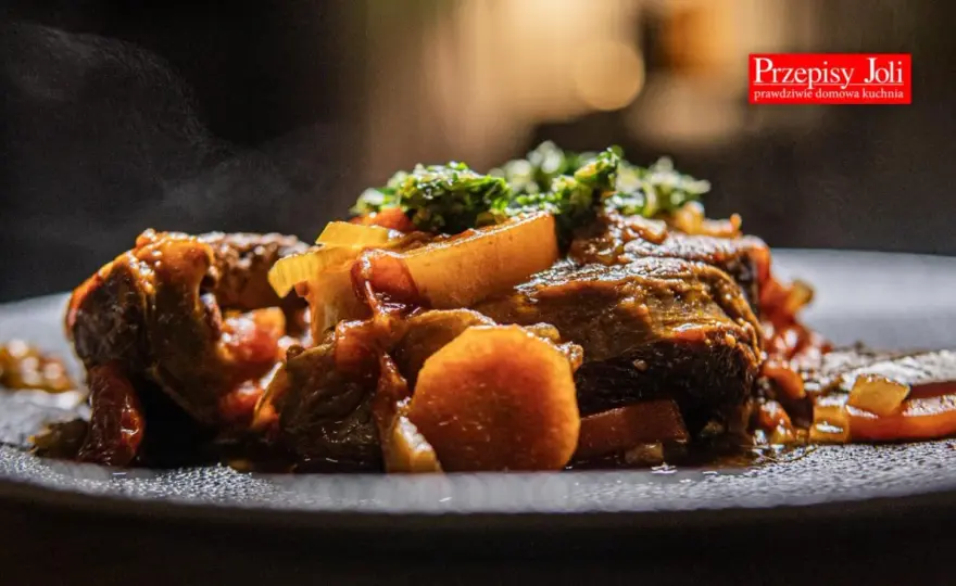 Wołowe ossobuco - przepis na miękkie mięso i głęboki sos
