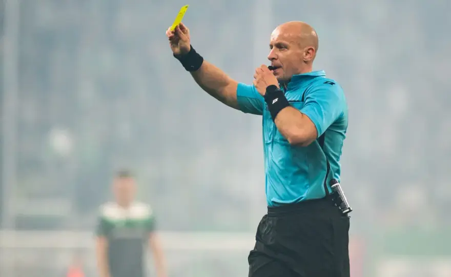 Sędzia piłkarski - Jak nim zostać i co naprawdę robi na boisku?