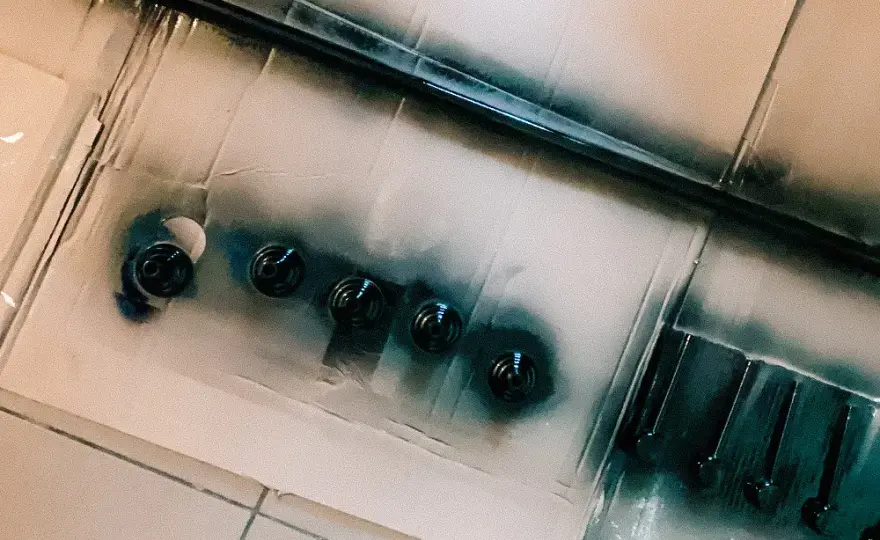 Jak skutecznie pomalować karnisz metalowy, aby uniknąć zniszczeń?