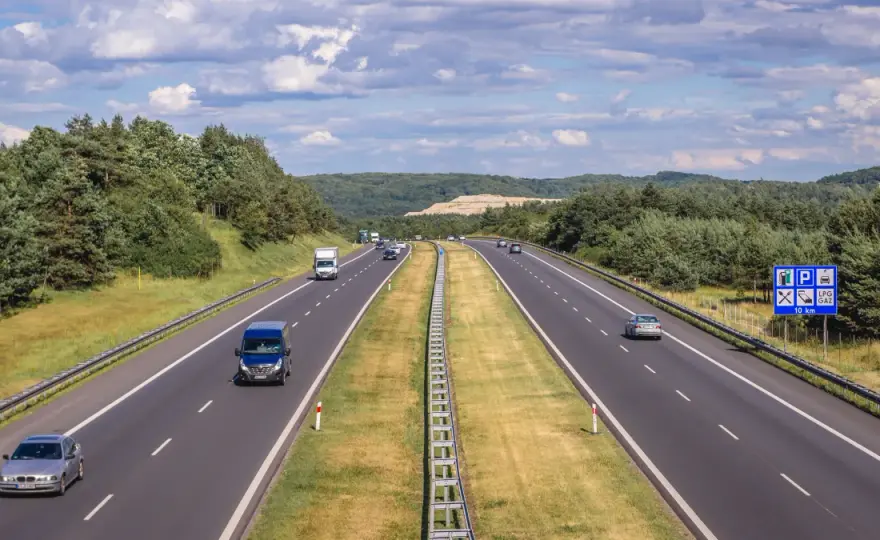 Kiedy zakazy dla ciężarówek? Uniknij mandatów i planuj podróż mądrze