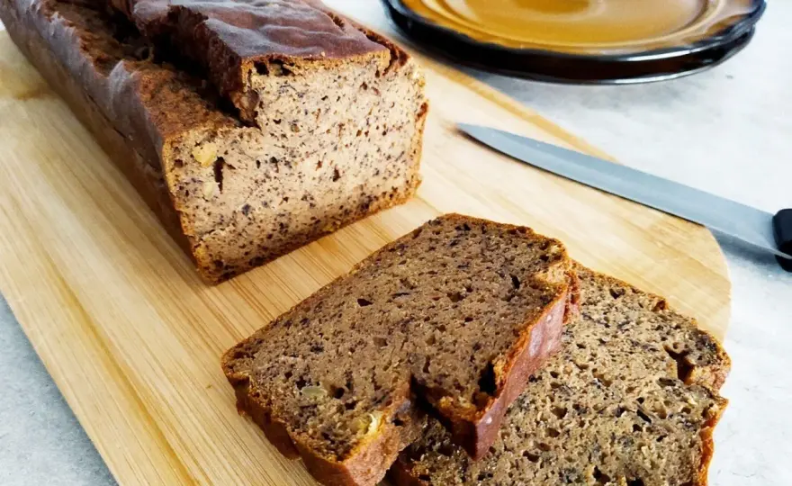 Bezglutenowy chlebek bananowy: przepis na wilgotny wypiek bez zakalca