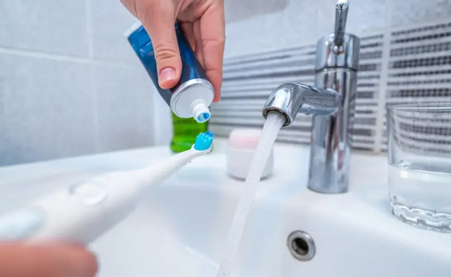 Jak myć zęby szczoteczką soniczną? Pełny przewodnik krok po kroku