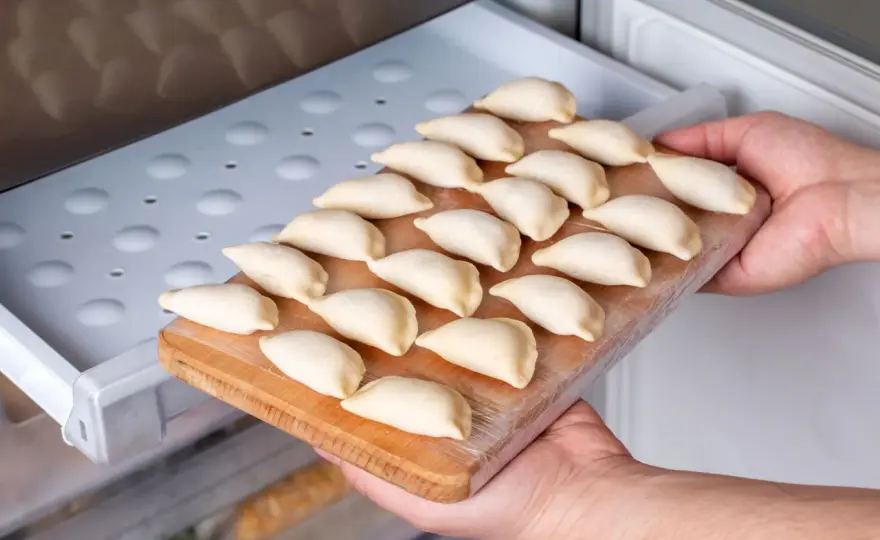 Jak przechowywać ciasto na pierogi? Lodówka i mrożenie - sprawdzone sposoby