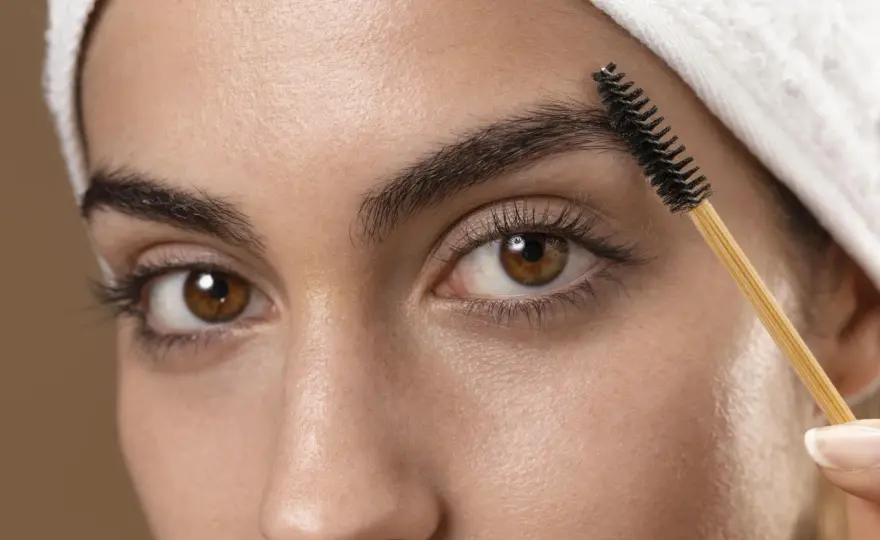 Jak optycznie zagęścić brwi? Triki stylistek na pełniejszy, piękny look