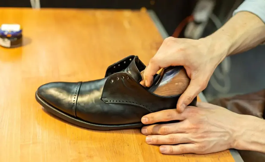 Lederschuhe weiten - So passen sie perfekt (ohne Schaden!)