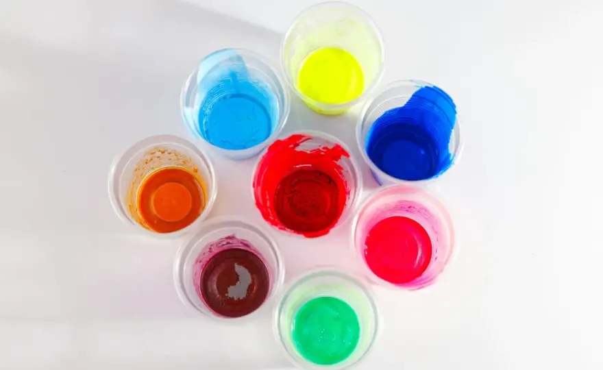 Jaka farba do plastiku na zewnątrz? Maluj jak pro!