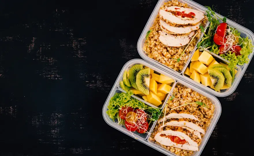Jedz catering jak ekspert: Dieta pudełkowa i savoir-vivre