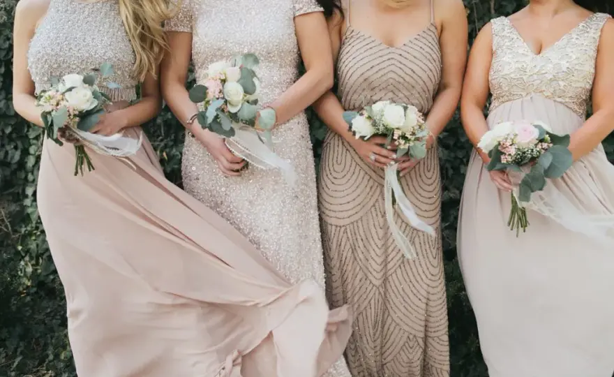 Stylizacje na wesele koleżanki: Jak olśnić? Porady i trendy