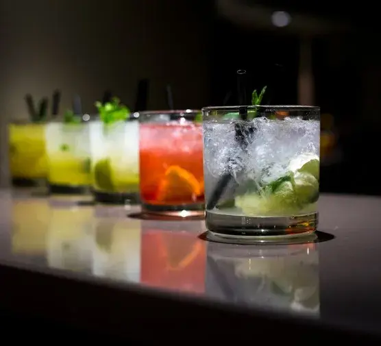 Odkryj najlepsze drinki z Bols Kamikaze, które zachwycą twoje zmysły