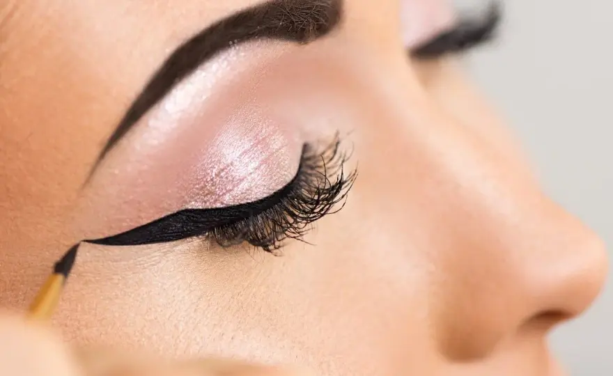 Kreska eyelinerem - idealne kocie oko krok po kroku
