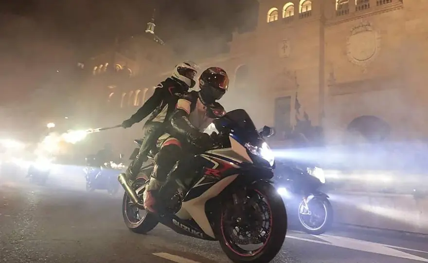 ¿Se puede circular con una moto sin tubo de escape?