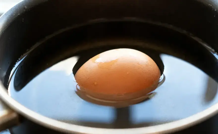 Test de l’œuf dans l’eau - comment savoir s’il est encore bon ?